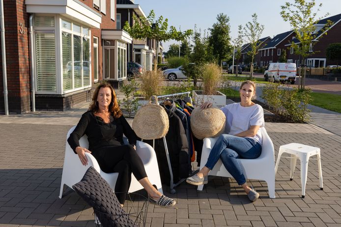 Voor de vriendinnen Christel Donauer (l) en Marjolijn Wolf, organisatoren de garagesale in Emmeloord, gaat het zaterdag na een jaar uitstel toch gebeuren.