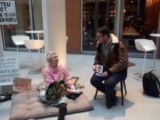 Ouders Hoenderloo Groep houden stille mars en steunen Charlotte Bouwman in Den Haag