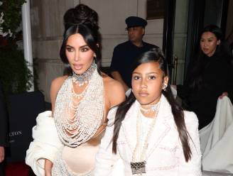 Kim Kardashian gaat internet over met bh met 'ingebouwde' tepels: 'Aarde  warmt op, zo zie je dat niet', Show