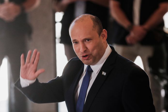 Le nouveau Premier ministre israélien Naftali Bennett salue lors d'une photo commune avec les nouveaux ministres du gouvernement à la résidence du Président à Jérusalem, Israël, le 14 juin 2021.