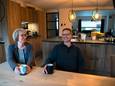 Cindy en Fred van Wijck aan de keukentafel van hun huis