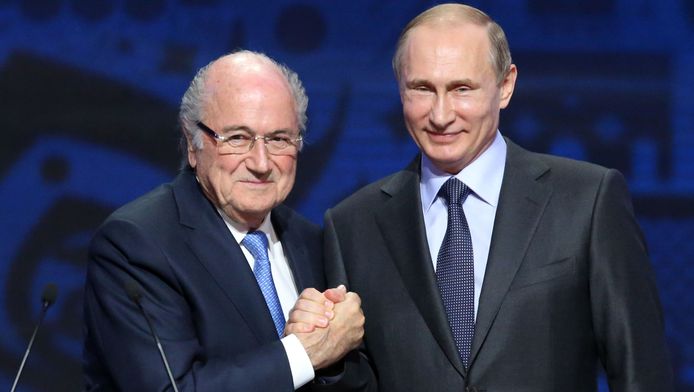 Sepp Blatter (links) in een onderonsje met Vladimir Poetin.