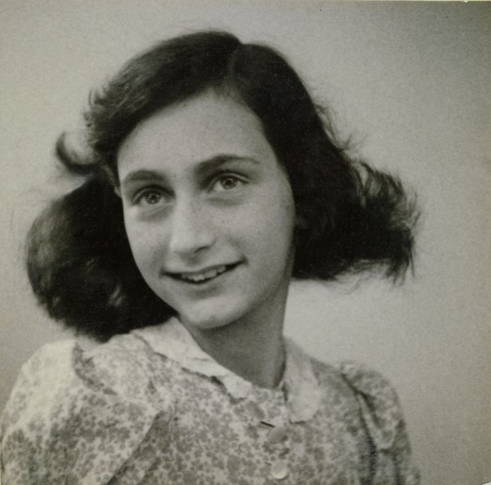 Pasfoto van Anne Frank van mei 1942.
