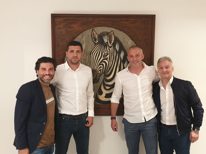 Bayat stelde eerder Karim Belhocine als nieuwe trainer van Chaleroi en Frank Defays als zijn assistent aan.