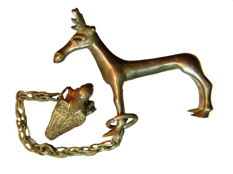 Zilveren hert en bronzen vogel aan een ketting Beeld Allard Pierson