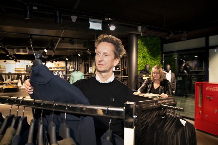 Dick en Martal Bijnen, eigenaars van kledingwinkel Seventy-Six, blijven door de lockdown met een grote voorraad zitten die zij niet kwijt kunnen. Beeld Ton Toemen