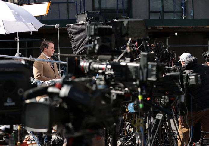 De wereldmedia staan op de stoep van het Manhattan Criminal Court, wachtend op Donald Trump.