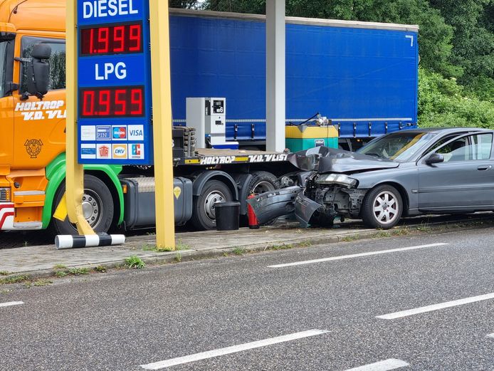 De automobilist reed zo tegen het prijzenbord aan bij het tankstation tussen Duitsland en Nederland.
