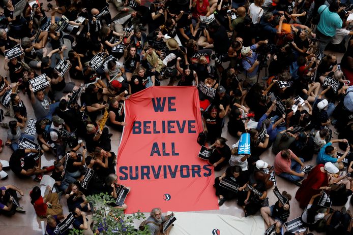 Activisten houden tijdens de zitting van Ford en Kavanaugh buiten een spandoek omhoog waarop staat 'we geloven alle slachtoffers'.