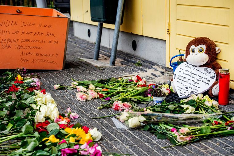 Bloemen op de plek bij wijkcentrum Wittenburg op de Oostelijke Eilanden in Amsterdam waar de 19-jarige jongen is doodgeschoten. Beeld anp