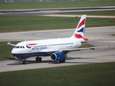 Man klaagt British Airways aan omdat hij naast corpulente passagier moest zitten: “Hij was zo dik dat hij zijn achterwerk amper tussen armleuningen kreeg”