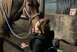 Het ging helemaal mis: Chanel lag klem onder paard van 600 kilo, nu heeft ze een ‘Marktplaats’ voor paardenspullen
