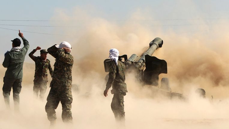 Sjiitische militieleden bestoken vanuit een dorp bij Tikrit posities van IS. Beeld AFP
