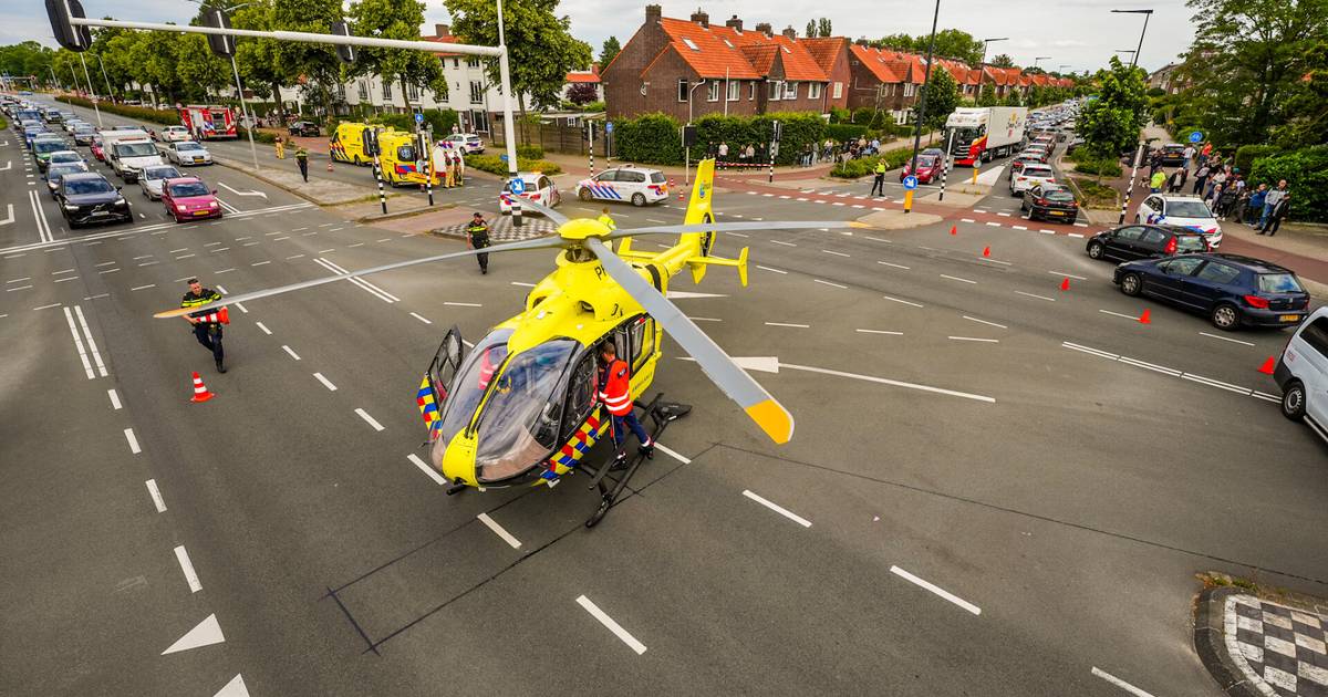 Voetganger ernstig gewond bij aanrijding in Eindhoven, traumahelikopter landt op kruispunt Rondweg.
