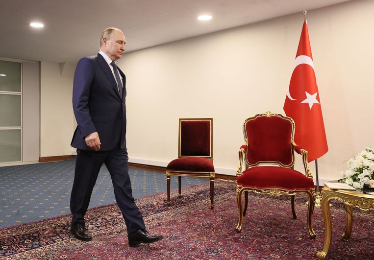 De Russische president Vladimir Poetin op weg naar een ontmoeting met zijn Turkse evenknie Recep Tayyip Erdogan. De Turkse president kwam te laat en liet Poetin 50 seconden wachten. Beeld via Reuters