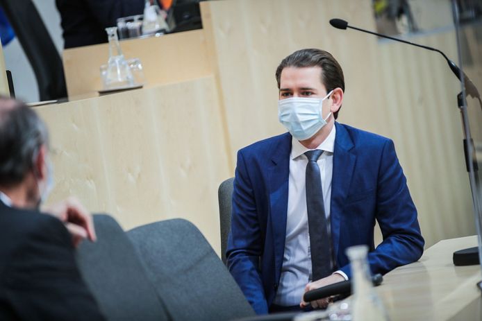 Kanselier Sebastian Kurz (R). “Als alles goed gaat, kunnen op 14 april ‘niet-essentiële’ winkels van minder dan 400 vierkante meter en doe-het-zelf-zaken heropenen, gevolgd door alle winkels en winkelcentra op 1 mei”, zegt hij.