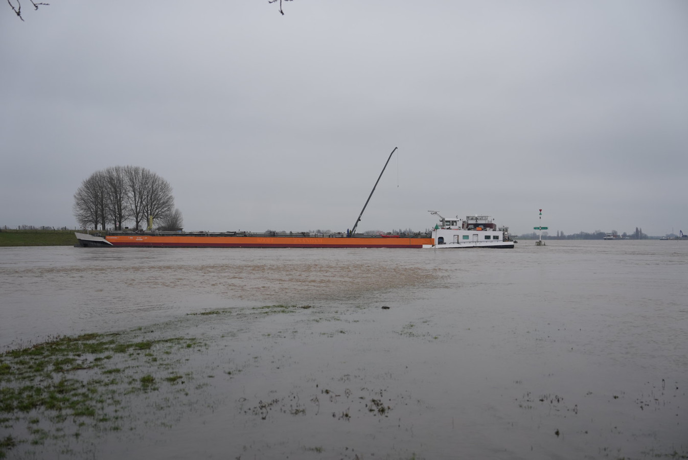 schip-blokkeert-de-vaargeul-in-de-ijssel-bij-westervoort-geen-schip
