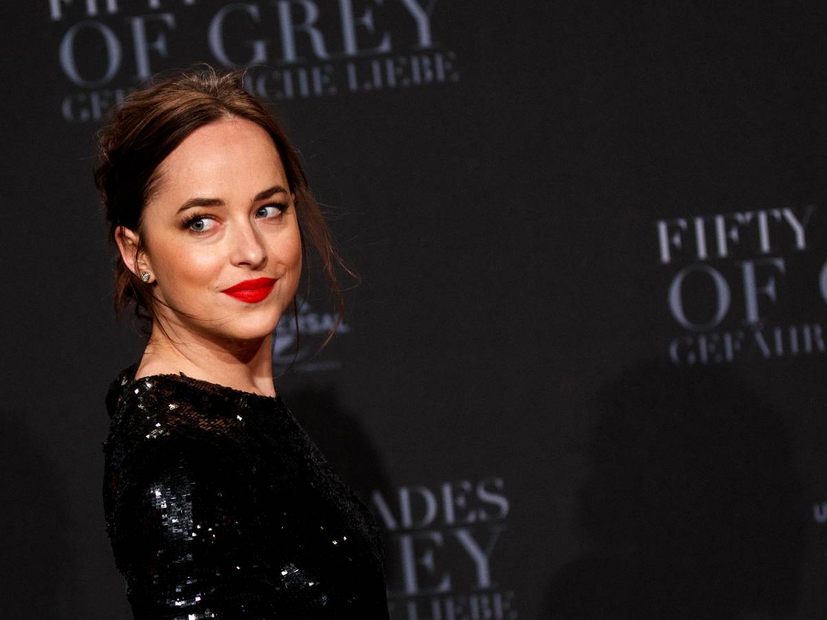 Dakota Johnson droeg voor Fifty Shades Freed minislipje met superlijm |  Show | AD.nl