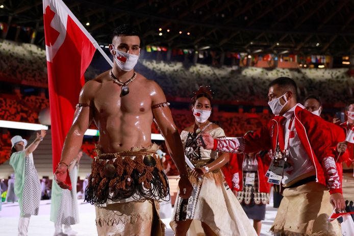 Pita Taufatofua als vlaggendrager van Toko.