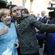 Vluchteling die selfie nam met Merkel sleept Facebook voor de rechter na valse linken met terreur