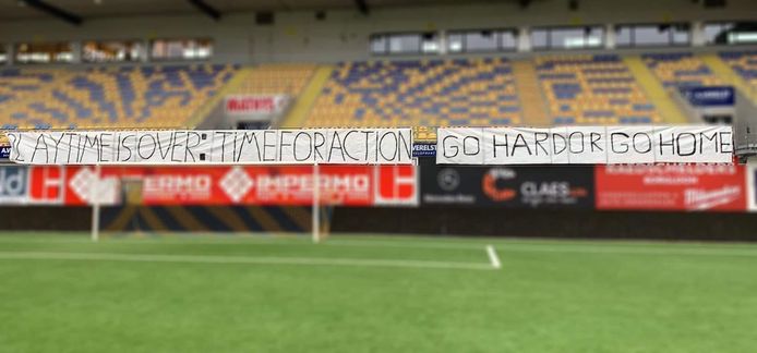Het spandoek met ‘Play Time Is Over: Time For Action, Go Hard or Go Home’.