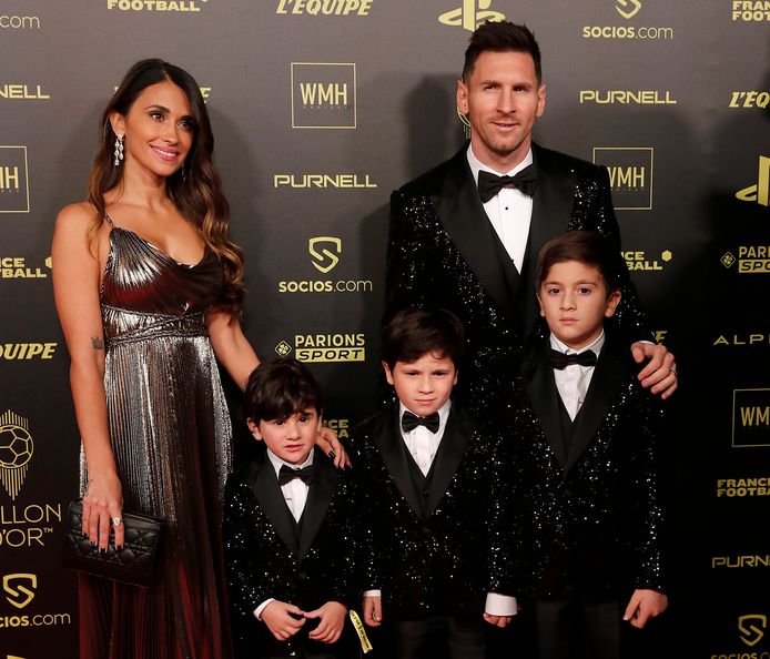 Lionel Messi en Antonella Roccuzzo met hun zoons Mateo, Ciro en Thiago.