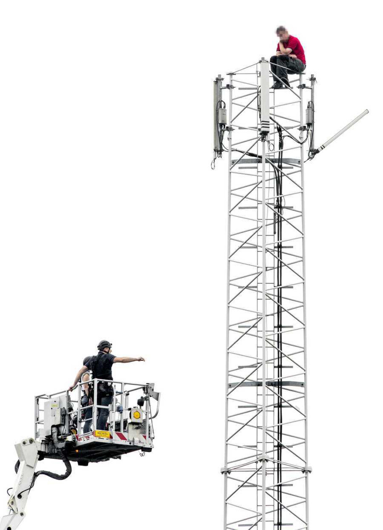 De man die donderdag de hele dag in een telefoonmast in Cuijk zat, wordt verdacht van brandstichting in het huis waar donderdagochtend drie doden werden gevonden Beeld anp
