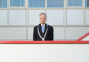 Burgemeester Sjors Fröhlich voor het gemeentehuis van Vijfheerenlanden in Leerdam.