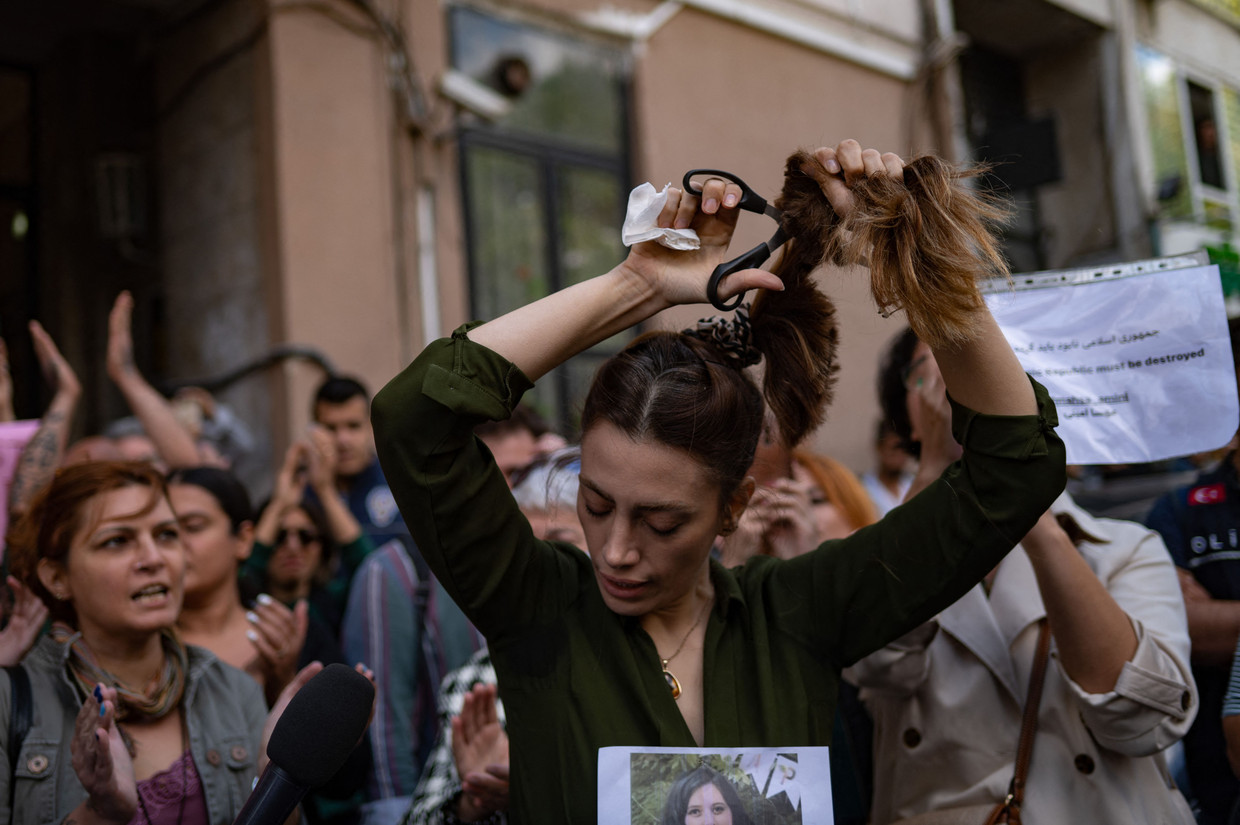 Vrouwen knippen hun haar uit protest tegen de dood van Mahsa Amini (22), die werd gearresteerd omdat ze de hidjab niet correct zou hebben gedragen.  Beeld AFP