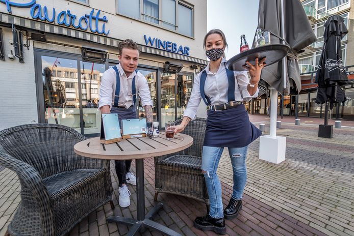 Roxelle en Jamy serveren bij Pavarotti op het Stadhuisplein in Zoetermeer.