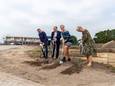 De eerste schop in de grond van nieuwbouw CPO Zilverhof met Rob van Nistelrooij, Peter van de Lisdonk, wethouder Caroline van Brakel en Kitty Heesen van KilimanjaroWonen.