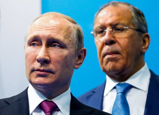 De Russische president Vladimir Poetin (links) en zijn minister van Buitenlandse Zaken Sergej Lavrov (rechts).  