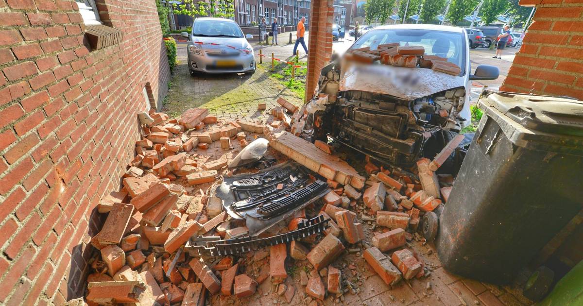 Automobilist rijdt dwars door muur van carport na mislukte inhaalpoging in Reusel en vlucht weg.