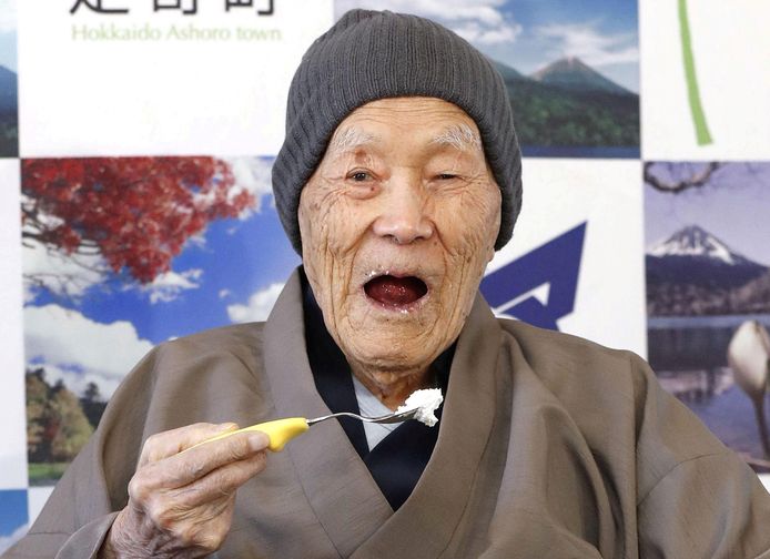 Masazo Nonaka, die 112 jaar en 259 dagen geleden werd geboren, eet een stukje van zijn lievelingstaart op de dag dat hij officieel 's werelds oudste man is.