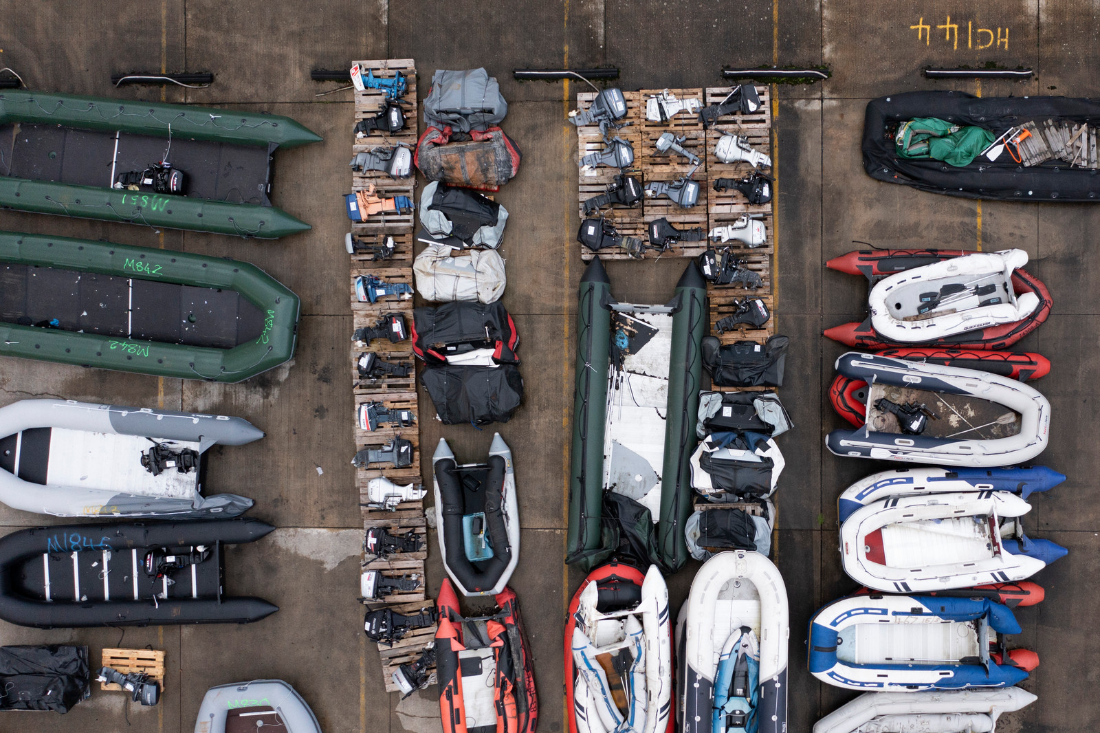 Opblaasbootjes, die migranten gebruiken om Het Kanaal over te steken, liggen verzameld in Dover. Beeld Getty Images
