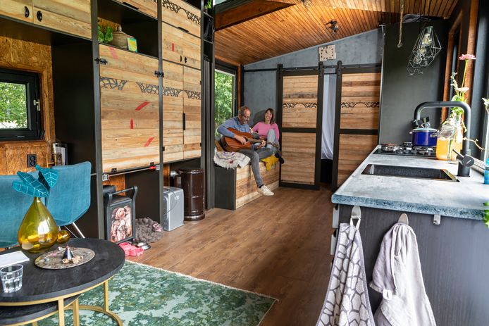 Peter en Jacqueline in hun tiny house. ‘Hoe minder spullen, hoe minder rommel’. Enkele lades van de opbergwand zijn nog leeg
