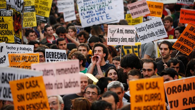 Spaanse jongeren uiten hun ongenoegen tijdens een manifestatie tegen de hoge jongerenwerkloosheid. Beeld REUTERS