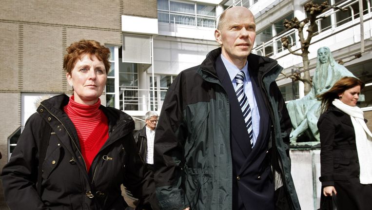 Ernst Louwes verlaat in 2008 samen met zijn echtgenote het gebouw van de Hoge Raad. Beeld ANP