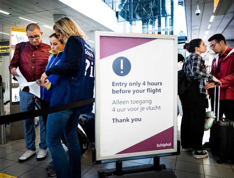 Ook met Pinksteren lange rijen op Schiphol ‘De volgende keer vliegen we wel vanaf Oostende’