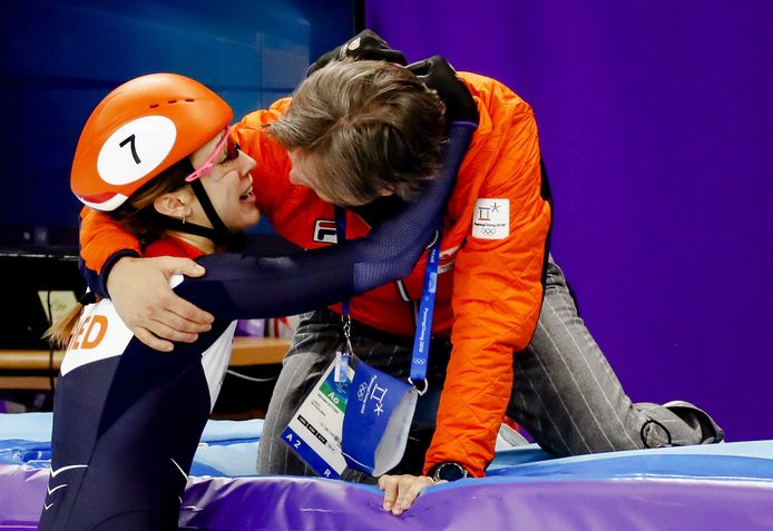 Gouden Suzanne Schulting met Jeroen Otter na de finale van de 1000 meter.