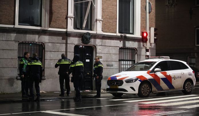 Agenten aan de Braziliaanse ambassade in Den Haag waar de biggenlijkjes op de stoep lagen.