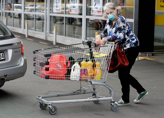Een vrouw doet boodschappen in een supermarkt in Christchurch.