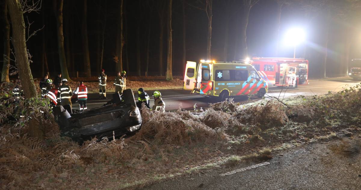 Automobilist kruipt onder invloed achter het stuur en veroorzaakt eenzijdig ongeval in Ede.