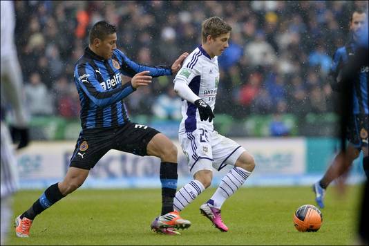 Dennis Praet (droite), en duel avec Fabio Duarte, ne trouvait pas de solutions lors du sommet face à Bruges
