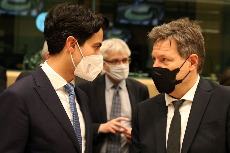 De Nederlandse minister voor energie Rob Jetten  (links) spreekt met zijn Duitse collega Robert Habeck in Brussel.  Beeld AFP
