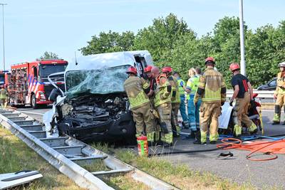 Automobilist raakt zwaargewond bij botsing achterop vrachtwagen op A27 bij Bavel
