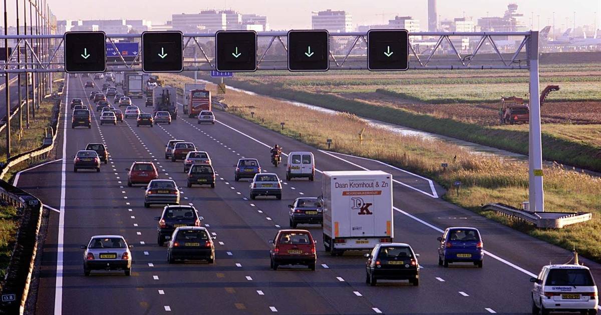 Ben ik verplicht om op de spitsstrook te rijden? | Auto | AD.nl