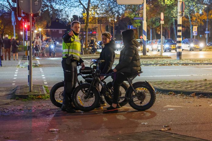 De politie spreekt twee jongeren met een fatbike aan tijdens een recente verkeerscontrole in Eindhoven.