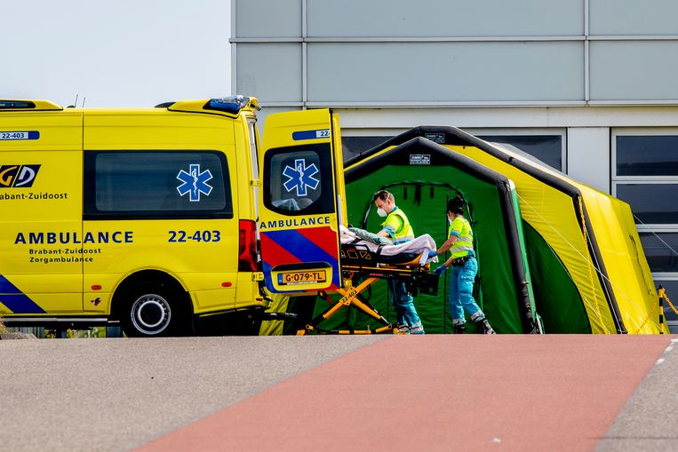 Het Catharina ziekenhuis in Eindhoven is bezig met de overplaatsing van een COVID-19 patiënt. Beeld SOPA Images/LightRocket via Gett