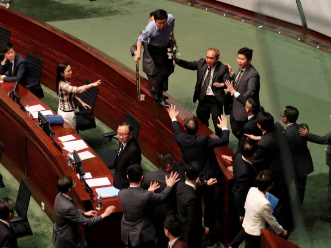 Regeringsleider Hongkong opnieuw onderbroken in parlement door protest oppositie